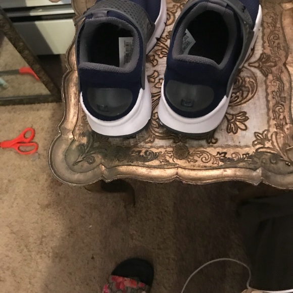 Womens Size 5 Nike Running sneakers - Picture 3 of 5